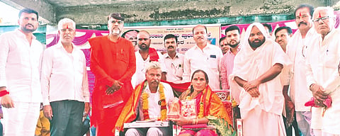 ಮಣ್ಣೂರ ಗ್ರಾಮದಲ್ಲಿ ಹಮ್ಮಿಕೊಂಡಿದ್ದ ಸಮಾರಂಭದಲ್ಲಿ ಸೇವಾ ನಿವೃತ್ತ ಶಿಕ್ಷಕ ಅಡಿವೆಪ್ಪ ಕರಜಗಿ ಅವರನ್ನು ಸನ್ಮಾನಿಸಲಾಯಿತು. ಶ್ರೀ ಡಾ.ಅಭಿನವ ಬಸವಲಿಂಗ ಸ್ವಾಮೀಜಿ, ಶ್ರೀ ಡಾ.ರಾಜಶೇಖರ ಶಿವಾಚಾರ್ಯ, ನಿಂಗಪ್ಪ ಪೂಜಾರಿ, ವಿಶ್ವನಾಥ ಕರೂಟಿ, ಚಂದ್ರಕಾಂತ ನಾಟಿಕಾರ ಇತರರಿದ್ದರು.