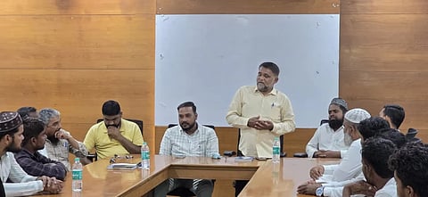ನಗರದ ಪ್ರವಾಸಿ ಮಂದಿರದಲ್ಲಿ ನಡೆದ ಎಸ್​ಡಿಪಿಐ ತಾಲೂಕು ಸಮಿತಿ ಸಭೆಯಲ್ಲಿ ಎಸ್​ಡಿಪಿಐ ಪಕ್ಷದ ಜಿಲ್ಲಾ ಉಸ್ತುವಾರಿ ಅಬ್ರಾರ್​ ಅಹ್ಮದ್​ ಮಾತನಾಡಿದರು. ಎಸ್​ಡಿಪಿಐ ಜಿಲ್ಲಾ ಪ್ರಧಾನ ಕಾರ್ಯದರ್ಶಿ ನಿಜಾಮುದ್ದೀನ್​ ಮಾಳೆಕೊಪ್ಪ, ಪದಾಧಿಕಾರಿಗಳಾದ ರಜೀಉರ್​ ರೆಹ್ಮಾನ್​, ಮುಹಮ್ಮದ್​ ಸಾದಿಕ್​,  ಸಲೀಂ ಖಾದ್ರಿ ಇದ್ದರು.