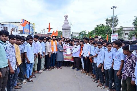 ಕೊಪ್ಪಳದ ಬಾಲಕರ ಪಿಯು ಕಾಲೇಜಿಗೆ ಮೂಲಸೌಕರ್ಯ ಕಲ್ಪಿಸುವಂತೆ ಎಬಿವಿಪಿ ಜಿಲ್ಲಾ ಸಮಿತಿ ಆಗ್ರಹಿಸಿ ಉಪ ತಹಸೀಲ್ದಾರ ಗವಿಸಿದ್ದಪ್ಪ ಮಣ್ಣೂರಗೆ ಮನವಿ ಸಲ್ಲಿಸಲಾಯಿತು. ಎಬಿವಿಪಿ ರಾಜ್ಯ ಸಹ ಕಾರ್ಯದರ್ಶಿ ಸುಮಂಗಲಾ, ಜಿಲ್ಲಾ ಸಂಘಟನಾ ಕಾರ್ಯದರ್ಶಿ ಚಂದ್ರಶೇಖರ, ಜಿಲ್ಲಾ ಸಂಚಾಲಕ ಹಮ್ಮಿಗೇಶ ಎಸ್​.ಪಿ., ನಗರ ಕಾರ್ಯದರ್ಶಿ ಆದಿತ್ಯ ಹವಳೆ, ತಾಲೂಕು ಸಂಚಾಲಕ ಮನೋಹರ್​ ಇದ್ದರು.