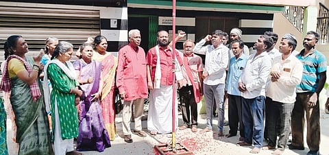 ಕೋಲಾರದ Labor Day ಪಾಲಸಂದ್ರ ಲೇಔಟ್​ ಕಚೇರಿ ಮುಂಭಾಗ ಹಮ್ಮಿಕೊಂಡಿದ್ದ ಕಾರ್ಮಿಕ ದಿನಾಚರಣೆಯಲ್ಲಿ ಸಿಐಟಿಯು ಜಿಲ್ಲಾ ಖಜಾಂಚಿ ಎಚ್​.ಬಿ ಕೃಷ್ಣಪ್ಪ, ಜಿಲ್ಲಾ ಉಪಾಧ್ಯಕ್ಷ ಗಾಂಧಿನಗರ ನಾರಾಯಣಸ್ವಾಮಿ, ಐಟಿಯು ಮುಖಂಡರಾದ ಎಂ.ಭೀಮರಾಜ್​, ಆಶಾ, ರಾಮಚಂದ್ರಪ್ಪ ಇದ್ದರು.