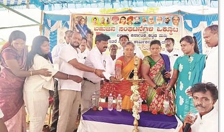 ಕಾರ್ಮಿಕರಿಗೆ ಗೌರವ ಸಲ್ಲಿಸೋಣ workers