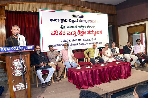 ಉಡುಪಿಯಲ್ಲಿ ಪ್ರೊ. ಮಾಧವ ಗಾಡ್ಗೀಳ ಸ್ಮರಣಾರ್ಥ ಆಯೋಜಿಸಿದ್ದ ಸಮ್ಮೇಳನದಲ್ಲಿ ಅಖಿಲೇಶ್​ ಚಿಪ್ಪಳಿ ಮಾತನಾಡಿದರು. ಡಾ. ಪಿ.ವಿ ಭಂಡಾರಿ, ಟಿ.ಎ. ಪ್ರಶಾಂತಬಾಬು, ಮಮತಾ ರೈ,  ಉದಯ್​ ಗಾಂವಕಾರ, ಅಭಿಲಾಷಾ, ಸಂತೋಷ್​ ನಾಯಕ್​ ಪಟ್ಲ ಇದ್ದರು.