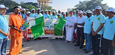 ಕೊಪ್ಪಳದಲ್ಲಿ ಗುರುವಾರ ಹಮ್ಮಿಕೊಂಡಿದ್ದ ಸಿರಿಧಾನ್ಯ ಜಾಗೃತಿ ಜಾಥಾಕ್ಕೆ ಡಿಸಿ ಡಾ.ಸುರೇಶ ಬಿ.ಇಟ್ನಾಳ ಚಾಲನೆ ನೀಡಿದರು. ಜಿಪಂ ಸಿಇಒ ವರ್ಣಿತ್​ ನೇಗಿ, ಡಾ.ಗುರುಶಾಂತವೀರ ಶಿವಾಚಾರ್ಯ ಸ್ವಾಮೀಜಿ, ಜಂಟಿ ಕೃಷಿ ನಿರ್ದೇಶಕ ಜಿ.ಡಿ.ಕೃಷ್ಣಮೂರ್ತಿ,ಅಕ್ಕ ಯೋಗಿನಿ ಇದ್ದರು. 