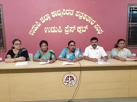ಉಡುಪಿಯ ಪತ್ರಿಕಾಭವನದಲ್ಲಿ ನಡೆದ ಸುದ್ದಿಗೋಷ್ಠಿಯಲ್ಲಿ ಕರ್ನಾಟಕ ರಾಜ್ಯ ವಿಶೇಷ ಶಿಕ್ಷಕರು ಹಾಗೂ ಶಿಕ್ಷಕೇತರ ಸಂಘದ ರಾಜ್ಯಾಧ್ಯಕ್ಷೆ ಡಾ. ಕಾಂತಿ ಹರೀಶ್​ ಮಾತನಾಡಿದರು. ಎಚ್​.ರವೀಂದ್ರ, ಆಗ್ನೇಸ್​ ಕುಂದರ್​, ಶಶಿಕಲಾ ಕೋಟ್ಯಾನ್​, ಯೂನಿಸ್​ ಇದ್ದರು. 