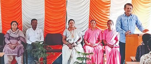 ಯಕ್ಕಂಚಿ ಗ್ರಾಮದ ಸರ್ಕಾರಿ ಪ್ರೌಢಶಾಲೆಯಲ್ಲಿ ಎಚ್‌ಪಿವಿ ಲಸಿಕೆ ಕುರಿತು ಹಮ್ಮಿಕೊಂಡಿದ್ದ ಆರೋಗ್ಯ ಶಿಕ್ಷಣ ಕಾರ್ಯಕ್ರಮದಲ್ಲಿ ಡಾ.ಎಂ.ಬಿ.ಬಾಲಪ್ಪನವರ ಮಾತನಾಡಿದರು. ಮಹೇಶ ಕೊಪ್ಪದ, ಮಹಾದೇವಿ ಶಿಂಧೆ, ಕವಿತಾ ಕಿವಡಣ್ಣವರ, ರಾಜೇಶ್ವರಿ ತಿವಡಿ, ರಾಜೇಶ್ವರಿ ರೊಟ್ಟಿ ಇದ್ದರು.