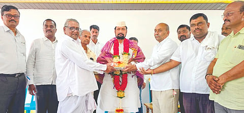 ನದಿ ಇಂಗಳಗಾಂವ ಗ್ರಾಮದಲ್ಲಿ ಶಾಸಕ ಲಕ್ಷ್ಮಣ ಸವದಿ ಅವರನ್ನು ಗ್ರಾಮಸ್ಥರು ಸನ್ಮಾನಿಸಿದರು. ಗುರುಬಸು ತೇವರಮನಿ, ವಿಠ್ಠಲ ರಾಚಗೌಡರ, ಮುರಗೆಪ್ಪ ಮದಲಮಟ್ಟಿ, ನಾಗರಾಜ ಗೂಳಪ್ಪನವರ ಇತರರಿದ್ದರು.