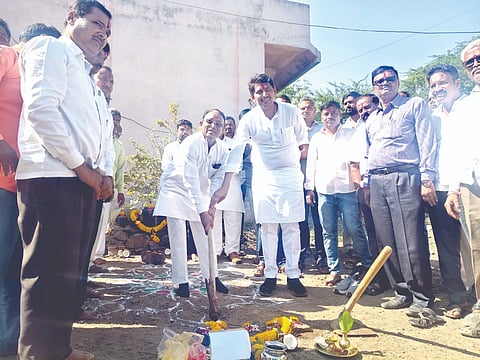 ಐಗಳಿ ಗ್ರಾಮದಲ್ಲಿ ಸಮುದಾಯ ಭವನ ಕಾಮಗಾರಿಗೆ ಯುವನಾಯಕ ಚಿದಾನಂದ ಸವದಿ ಹಾಗೂ ಸಿ.ಎಸ್. ನೇಮಗೌಡ ಚಾಲನೆ ನೀಡಿದರು. ಆರ್.ಆರ್.ತೆಲಸಂಗ, ಬಿ.ಎಸ್.ಬಿರಾದಾರ ಇತರರಿದ್ದರು.