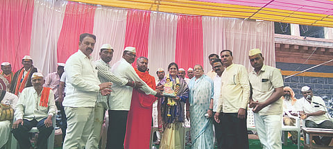 ಐನಾಪುರ ಪಟ್ಟಣದ ಸಿದ್ಧೇಶ್ವರ ದೇವಸ್ಥಾನದ ವತಿಯಿಂದ ಶಾಸಕಿ ಶಶಿಕಲಾ ಜೊಲ್ಲೆ ಅವರನ್ನು ಸನ್ಮಾನಿಸಲಾಯಿತು. ಸೋಮೇಶ್ವರ ಶ್ರೀ, ಪ್ರೇಮಲತಾ ರೆಡ್ಡಿ ಇತರರಿದ್ದರು. 