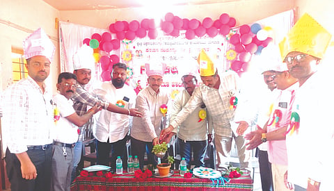 ಐನಾಪುರದ ಪಿಎಂಶ್ರೀ ಸರ್ಕಾರಿ ಕನ್ನಡ ಹಾಗೂ ಆಂಗ್ಲ ಮಾಧ್ಯಮ ಹಿರಿಯ ಪ್ರಾಥಮಿಕ ಶಾಲೆಯಲ್ಲಿ ಹಮ್ಮಿಕೊಂಡಿದ್ದ ಕಲಿಕಾ ಹಬ್ಬ ಕಾರ್ಯಕ್ರಮವನ್ನು ಗಣ್ಯರು ಉದ್ಘಾಟಿಸಿದರು. ಅರುಣ ಗಾಣಿಗೇರ, ಸಂಜು ರಡ್ಡಿ, ರಮೇಶ ನಾಯಿಕ, ಸುನೀಲ ಅವಟಿ ಇತರರಿದ್ದರು.