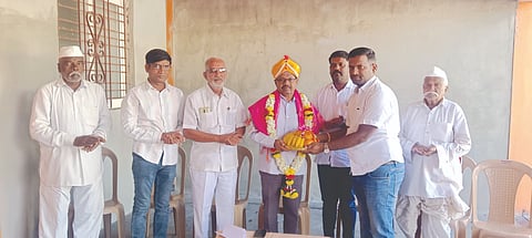ಅಳಗವಾಡಿಯಲ್ಲಿ ಬಿಡಿಸಿಸಿ ಬ್ಯಾಂಕ್ ನಿರ್ದೇಶಕ ಅಪ್ಪಾಸಾಬ ಕುಲಗುಡೆ ಅವರನ್ನು ಸತ್ಕರಿಸಲಾಯಿತು. ಕುಮಾರ ಬನಶಂಕರಿ, ಮಹಾದೇವ ಶಿರಗೂರೆ, ಮಾರುತಿ ಪಡಚೆ, ರೇವಣ್ಣ ಸರವ ಇತರರಿದ್ದರು.