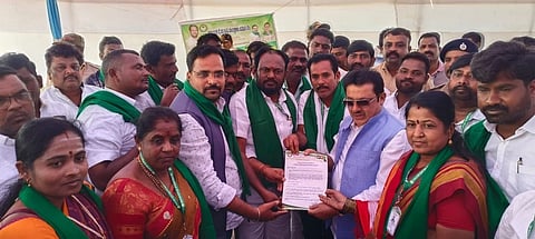 ರೈತರ ಸಾಲ ಸಂಪೂರ್ಣ ಮನ್ನಾ ಮಾಡುವುದು ಸೇರಿ ವಿವಿಧ ಬೇಡಿಕೆ ಈಡೇರಿಸುವಂತೆ ಆಗ್ರಹಿಸಿ ರೈತರ ಕಷಿ ಸಂರಕ್ಷಣಾ ಸಮಿತಿ ವತಿಯಿಂದ ಸಚಿವ ಜಮೀರ್ ಅಹ್ಮದ್ ಖಾನ್ ಅವರಿಗೆ ಮನವಿ ಸಲ್ಲಿಸಲಾಯಿತು. ಹನುಂತರಾಯ ನಾಯಕ, ಖಾಜಪಾಷಾ ಬನ್ನಿಗನೂರ, ಮಲ್ಲನಗೌಡ ಯಾದಗಿರಿ ಇತರರಿದ್ದರು.