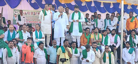ಸಂಘದ ಅಧ್ಯಕ್ಷ ಚೂನಪ್ಪ ಪೂಜೇರಿ, ಗೌರವಾಧ್ಯಕ್ಷ ಶಶಿಕಾಂತ ಪಡಸಲಗಿ ಗುರೂಜಿ, ಪ್ರಕಾಶ ನಾಯಿಕ ಇತರರಿದ್ದರು.