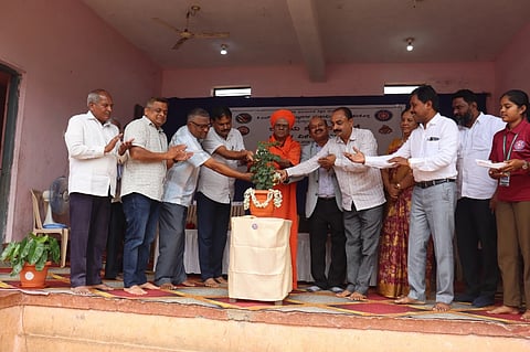 ಕಾರಿಮನಿ ಗ್ರಾಮದ ಪಂಚವಟಿಯಲ್ಲಿ ಕೆಎಲ್‌ಇ ಕೃಷಿ ಮಹಾವಿದ್ಯಾಲಯದಿಂದ ಆಯೋಜಿಸಿದ್ದ ರಾಷ್ಟ್ರೀಯ ಸೇವಾ ಯೋಜನೆ ವಿಶೇಷ ಶಿಬಿರವನ್ನು ವಿಜಯ ಮೆಟಗುಡ್ಡ ಉದ್ಘಾಟಿಸಿದರು. ನೀಲಕಂಠ ಸ್ವಾಮೀಜಿ, ಡಾ.ಮಂಜುಳಾ ಪಾಟೀಲ, ಡಾ.ಮಂಜುನಾಥ ಚೌರಡ್ಡಿ, ಶಂಕರಗೌಡ ಪಾಟೀಲ ಇತರರಿದ್ದರು.