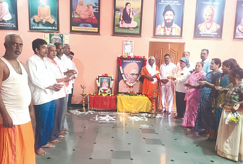 ಅಥಣಿ ಶೆಟ್ಟರಮಠದ ಲಿಂ.ಶಂಕರ ಮಹಾಸ್ವಾಮೀಜಿ ಪುಣ್ಯಸ್ಮರಣೋತ್ಸವದಲ್ಲಿ ಮರುಳಸಿದ್ಧ ಸ್ವಾಮೀಜಿ, ಸಂಗಪ್ಪ ಉಣ್ಣಿ, ಎಂ.ಡಿ.ತೊದಲಬಾಗಿ, ದಾನಯ್ಯ ಅಂದಾನಿಮಠ, ಅಶೋಕ ಬಿಳ್ಳೂರ, ಷಣ್ಮುಕಯ್ಯ ಹಿರೇಮಠ, ಮಹಾದೇವ ಹಳ್ಳಮದಳ, ಶಶಿಕಲಾ ಮಹಾಜನ ಇತರರಿದ್ದರು.