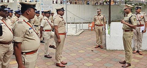 ಅಥಣಿ ಪೊಲೀಸ್ ಠಾಣೆಗೆ ಭೇಟಿ ನೀಡಿದ ಎಸ್ಪಿ ಕೆ.ರಾಮರಾಜನ. ಡಿವೈಎಸ್‌ಪಿ ಪ್ರಶಾಂತ ಮುನ್ನೋಳ್ಳಿ, ಸಿಪಿಐ ಸಂತೋಷ ಹಳ್ಳೂರ, ಪಿಎಸ್‌ಐ ಗಿರಿಮಲ್ಲಪ್ಪ ಉಪ್ಪಾರ, ಪಿಎಸ್‌ಐಗಳು ಇದ್ದರು.