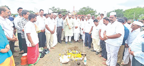 ಅಥಣಿಯಲ್ಲಿ ರಸ್ತೆ ಕಾಮಗಾರಿಗೆ ಶಾಸಕ ಲಕ್ಷ್ಮಣ ಸವದಿ ಭೂಮಿಪೂಜೆ ನೆರವೇರಿಸಿದರು. ಸದಾಶಿವ ಬುಟಾಳೆ, ಶಿವಾನಂದ ದಿವಾನಮಳ, ವೀರಣ್ಣ ವಾಲಿ, ಅರವಿಂದ ಬೇವಿನಗಿಡದ ಇತರರು ಇದ್ದರು.