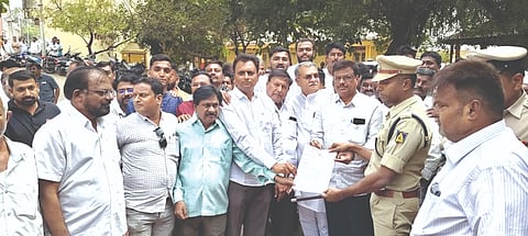 ಅಥಣಿ ಪಟ್ಟಣಕ್ಕೆ ಆಗಮಿಸಿದ ಎಸ್ಪಿ ಕೆ.ರಾಮರಾಜನ್ ಅವರಿಗೆ ಬಿಜೆಪಿ ಮಂಡಳದಿಂದ ಮನವಿ ಸಲ್ಲಿಸಲಾಯಿತು. ಮಹೇಶ ಕುಮಠಳ್ಳಿ, ಗಿರೀಶ ಬುಟಾಳೆ, ಸಂಪತಕುಮಾರ ಶೆಟ್ಟಿ, ಆನಂದ ಟೊನಪಿ, ಅಪ್ಪಾಸಾಬ ಅವತಾಡೆ ಇತರರಿದ್ದರು.
