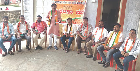 ಅಥಣಿಯಲ್ಲಿ ಆಯೋಜಿಸಿದ್ದ ಸುದ್ದಿಗೋಷ್ಠಿಯಲ್ಲಿ ವಿಜಯಕುಮಾರ ಕೂಡಗನೂರ ಮಾತನಾಡಿದರು. ಗಿರೀಶ ಬುಟಾಳೆ, ಸಂಪತ್ತ ಶೆಟ್ಟಿ, ನಿಂಗಪ್ಪ ನಂದೇಶ್ವರ, ದೀಪಕ ಪಾಟೀಲ, ಸೌರಭ ಮಾಶ್ಯಾಳ, ಅಪ್ಪು ಮೋಕಾಶಿ ಇತರರಿದ್ದರು.