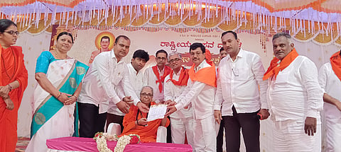 ಕೂಡಲಸಂಗಮದಲ್ಲಿ ಜಗದ್ಗುರು ಪೂಜ್ಯ ಡಾ.ಮಾತೆ ಗಂಗಾದೇವಿ ಅವರಿಗೆ ಬಸವಕಲ್ಯಾಣ ತಾಲೂಕು ರಾಷ್ಟ್ರೀಯ ಬಸವ ದಳದ ಅಧ್ಯಕ್ಷ ರವೀಂದ್ರ ಕೊಳಕೂರ್​, ಸಂಗಮೇಶ ಜವಾದಿ ಪ್ರವಚನ ಆಮಂತ್ರಣ ಪತ್ರವನ್ನು ಹಸ್ತಾಂತರಿಸಿದರು. ಪೂಜ್ಯ ಲಾವಣ್ಯದೇವಿ ಮಾತಾಜಿ, ಜಯಶ್ರೀ ಪಾಟೀಲ, ದತ್ತು ಗೌಡಗಾಂವೆ, ಮನೋಹರ ಮೇಧಾ, ಸುರೇಶ ಸ್ವಾಮಿ, ರಾಜೇಂದ್ರಕುಮಾರ್​ ಗಂದಗೆ ಹಾಗೂ ಪ್ರಮುಖರಿದ್ದರು)