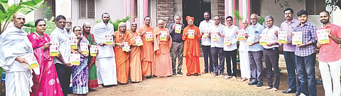 ಬಸವಕಲ್ಯಾಣ ಅನುಭವ ಮಂಟಪದ ಪರಿಸರದಲ್ಲಿ ಮಂಗಳವಾರ ಶ್ರಾವಣ ಮಾಸದ ನಿಮಿತ್ತ ನಡೆಯಲಿರುವ   ಅಮರಂಗಣಂಗಳ ಆತ್ಮ ಚರಿತ್ರೆ ಪ್ರವಚನದ ಕರಪತ್ರವನ್ನು ಶ್ರೀ ನಾಡೋಜ ಡಾ.ಬಸವಲಿಂಗ ಪಟ್ಟದ್ದೇವರು ಬಿಡುಗಡೆಗೊಳಿಸಿದರು. ಶ್ರೀ ಶಿವಾನಂದ ಸ್ವಾಮೀಜಿ, ಪೂಜ್ಯಮಾತೆ ಸುಗುಣಾತಾಯಿ, ಪೂಜ್ಯ ಹಾಲಮ್ಮತಾಯಿ, ಶ್ರೀ ಅನೀಲ ಮಹಾರಾಜರು, ಶ್ರೀ ಬಸವದೇವರು, ಸಿದ್ದಣ್ಣ ಭೂಮಾ, ಶಿವಪುತ್ರಪ್ಪ ಅವಸೆ, ಮಹಾದೇವಪ್ಪ ಇಜಾರೆ ಇತರರಿದ್ದರು. 