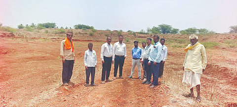 ಬೆನಕಟ್ಟಿ ಗ್ರಾಮದಲ್ಲಿ ಬತ್ತಿ ಹೋಗಿರುವ ಕೆರೆಯನ್ನು ಎಚ್​.ಲವಕುಮಾರ, ಪಿಡಿಒ ಅಮಿತ ನಾಯ್ಕ, ಎಸ್​.ಎನ್​.ಕಡಹಳ್ಳಿ, ಶಂಕರ ಬಾರ್ಕಿ, ಮರೆಪ್ಪ ಕೌಜಲಗಿ, ಅಶೋಕ ಯರಝರ್ವಿ, ಸುಬ್ರಾಯ ನಾಯ್ಕರ ವಿಸಿದರು.