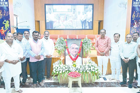 ಬೋರಗಾಂವ ಪಟ್ಟಣದಲ್ಲಿ ದಿ.ರಾವಸಾಹೇಬ ಪಾಟೀಲ ಜನ್ಮದಿನ ಆಚರಿಸಲಾಯಿತು. ಯುವ ನಾಯಕ ಉತ್ತಮ ಪಾಟೀಲ,  ರಾವಸಾಹೇಬ ಪಾಟೀಲ, ಅಭಿನಂದನ ಪಾಟೀಲ, ಬಾಲಚಂದ್ರ ಪಾಟೀಲ, ಅಂಕುಶ ಪಾಟೀಲ ಇತರರಿದ್ದರು.