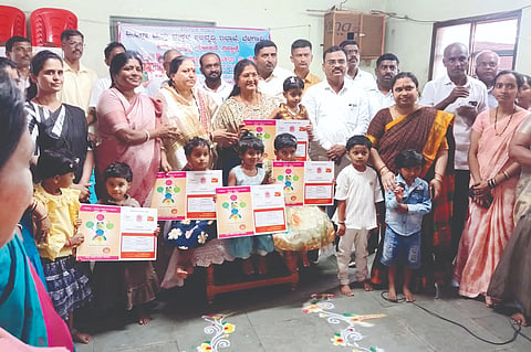 ಶಾಸಕಿ ಶಶಿಕಲಾ ಜೊಲ್ಲೆ ಕರೆ  ಭೋಜ ಗ್ರಾಮದಲ್ಲಿ ಅಂಗನವಾಡಿ ಕೇಂದ್ರಗಳ ಉದ್ಘಾಟನೆ ಭೋಜ ಗ್ರಾಮದಲ್ಲಿ ಲಾನುಭವಿಗಳಿಗೆ ಶಾಸಕಿ ಶಶಿಕಲಾ ಜೊಲ್ಲೆ ಸುಕನ್ಯಾ ಸಮೃದ್ಧಿ ಪಾಸ್‌ಬುಕ್ ವಿತರಿಸಿದರು. ಸುಪ್ರಿಯಾ ಜಡಗೆ, ಡಾ.ಸುದರ್ಶನ ಮುರಾಬಟ್ಟೆ, ವಿನೋದ ಸಂಕಪಾಳ ಇದ್ದರು.