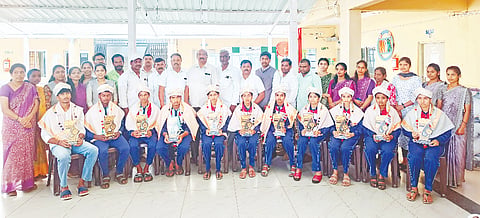ಬೆಟ್ಟದಪುರದ ಡಿ.ತಮ್ಮಯ್ಯ ಸ್ಮಾರಕ ನವೋದಯ ವಿದ್ಯಾಸಂಸ್ಥೆಯಲ್ಲಿ ದ್ವಿತೀಯ ಪಿಯುಸಿಯಲ್ಲಿ ಅತೀ ಹೆಚ್ಚು ಅಂಕ ಗಳಿಸಿದ ಪ್ರತಿಭಾವಂತ ಮಕ್ಕಳಿಗೆ ಪ್ರತಿಭಾ ಪುರಸ್ಕಾರ ನೀಡಿ ಅಭಿನಂದನೆ ಸಲ್ಲಿಸಲಾಯಿತು.