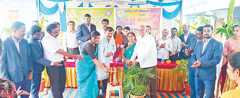  ಬೆಟ್ಟದಪುರ ಎಸ್‌ಎಂಎಸ್ ಪದವಿ ಪೂರ್ವ ಕಾಲೇಜಿನಲ್ಲಿ ಆಯೋಜಿಸಿದ್ದ ರಾಷ್ಟ್ರೀಯ ಸೇವಾ ಯೋಜನೆ ಘಟಕ-2ನ್ನು ಗಣ್ಯರು ಉದ್ಘಾಟಿಸಿದರು.ಎಚ್.ಎಂ.ನಾಗರಾಜರಾವ್ ಕಲ್ಕಟ್ಟೆ,  ಬಿ.ವಿ.ಮಂಜುನಾಥ್, ಎ.ವಿ.ಛಾಯಾ, ರೇಖಾ ನಾಗರಾಜರಾವ್ ಇತರರು ಇದ್ದರು.
