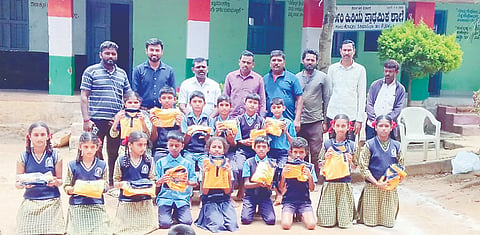 ಬೆಟ್ಟದಪುರ ಸಮೀಪದ ಸಾಲಕೊಪ್ಪಲು ಸರ್ಕಾರಿ ಹಿರಿಯ ಪ್ರಾಥಮಿಕ ಶಾಲೆಯ ಕ್ರೀಡಾಕೂಟದಲ್ಲಿ ಭಾಗವಹಿಸುವ ವಿದ್ಯಾರ್ಥಿಗಳಿಗೆ ದೇಪುರ ಗ್ರಾಮದ ದಾನಿ ಡಿ.ಎಸ್.ಸ್ವಾಮಿ ಅವರು ಉಚಿತವಾಗಿ ಟ್ರ್ಯಾಕ್‌ಸೂಟ್ ವಿತರಿಸಿದರು. 