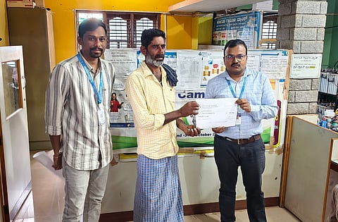  ಬೆಟ್ಟದಪುರ ಸಮೀಪದ ಚಪ್ಪರದಹಳ್ಳಿ ಗ್ರಾಮದ ಕರ್ನಾಟಕ ಗ್ರಾಮೀಣ ಬ್ಯಾಂಕ್ ಶಾಖೆಯಲ್ಲಿ ಆಯೋಜಿಸಿದ್ದ ವಿಮೆ ಚೆಕ್ ಹಸ್ತಾಂತರ ಹಾಗೂ ಗ್ರಾಹಕರ ಸಭೆಯಲ್ಲಿ ಪಿಎಂಜೆಜೆಬಿವೈ ವಿಮೆ ಚೆಕ್ ಹಸ್ತಾಂತರ ಮಾಡಲಾಯಿತು. ಜಿ.ಮಧುಸೂದನ್, ಸತೀಶ್, ಜ್ಯೋತಿ ಇತರರು ಇದ್ದರು.