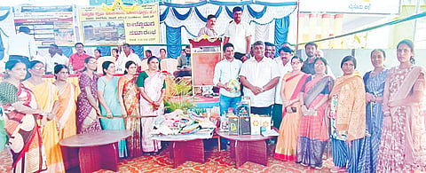 ಬೆಟ್ಟದಪುರ ಸಮೀಪದ ಕಿತ್ತೂರು ಗ್ರಾಮ ಪಂಚಾಯಿತಿ ಆವರಣದಲ್ಲಿ ಆಯೋಜಿಸಿದ್ದ ಬೀಳ್ಕೊಡುಗೆ ಸಮಾರಂಭದಲ್ಲಿ ಅಂಗನವಾಡಿ ಕೇಂದ್ರಕ್ಕೆ ಆಟಿಕೆ, ಬೀರು ಇತರ ಸಾಮಗ್ರಿಗಳನ್ನು ನಿತಿನ್ ವೆಂಕಟೇಶ್ ವಿತರಣೆ ಮಾಡಿದರು.