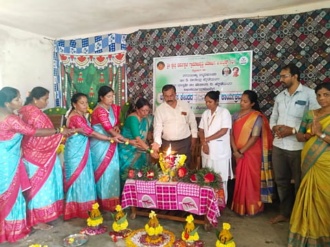 ಬೆಟ್ಟದಪುರ ಸಮೀಪದ ಅಡಗೂರು ಗ್ರಾಮದ ಇಬ್ಬನಿ ಜ್ಞಾನ ವಿಕಾಸ ಕೇಂದ್ರದಲ್ಲಿ ಶ್ರೀಕ್ಷೇತ್ರ ಧರ್ಮಸ್ಥಳ ಗ್ರಾಮಾಭಿವೃದ್ಧಿ ಯೋಜನೆ ಬಿ.ಸಿ.ಟ್ರಸ್ಟ್ ವತಿಯಿಂದ ಲಕ್ಷ್ಮೀ ಪೂಜೆ ಹಾಗೂ ಸೃಜನಶೀಲ ವಿವಿಧ ತರಬೇತಿ ಕಾರ್ಯಾಗಾರ ನಡೆಯಿತು. ಆರೋಗ್ಯ ಇಲಾಖೆಯ ದಿವ್ಯಾರಾಣಿ, ಮುಖಂಡ ಶಿವಣ್ಣ, ಅಂಗನವಾಡಿ ಶಿಕ್ಷಕಿ ನಾಗಮಣಿ, ವಲಯ ಮೇಲ್ವಿಚಾರಕ ಶಿವರಾಜ್, ಜ್ಞಾನ ವಿಕಾಸ ಸಮನ್ವಯಾಧಿಕಾರಿ ಸವಿತಾ, ಸೇವಾಪ್ರತಿನಿಧಿ ಸಣ್ಣೇಗೌಡ, ಒಕ್ಕೂಟ ಅಧ್ಯಕ್ಷೆ ಕಾಂತಮಣಿ, ಡೇರಿ ಕಾರ್ಯದರ್ಶಿ ಆಶಾ ಹಾಗೂ ಕೇಂದ್ರದ ಸದಸ್ಯರು ಇದ್ದರು.