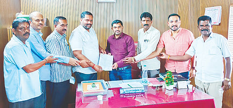 ಪಿರಿಯಾಪಟ್ಟಣ ತಾಲೂಕಿನ ಕೆರೆಗಳಿಗೆ ನೀರು ತುಂಬಿಸುವ ಯೋಜನೆಯನ್ನು ಬೇಗ ಪೂರ್ಣಗೊಳಿಸಿ ಕೆರೆಗಳಿಗೆ ನೀರು ತುಂಬಿಸಬೇಕು ಎಂದು ಮೈಮುಲ್ ಮಾಜಿ ಅಧ್ಯಕ್ಷ ಪಿ.ಎಂ ಪ್ರಸನ್ನ ಹಾರಂಗಿ ಇಲಾಖೆಯ ಎಇಇ ಗೋಕುಲ್ ಕುಡುವ ಅವರಿಗೆ ಮನವಿ ಸಲ್ಲಿಸಿದರು. ಎ.ಎಸ್.ಸೋಮಶೇಖರ್, ಎಂ.ಎನ್.ಚಂದ್ರಶೇಖರ್, ಐಲಾಪುರ ರಾಮು, ರಾಜೇಗೌಡ, ಚಂದ್ರು ಇತರರಿದ್ದರು.