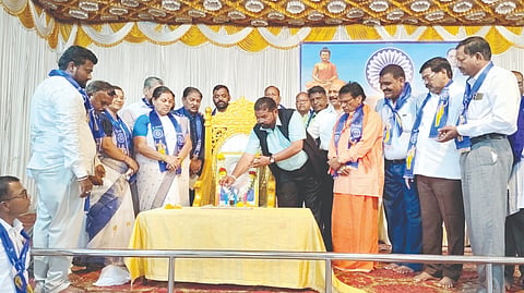 ಚಿಕ್ಕೋಡಿಯಲ್ಲಿ ಹಮ್ಮಿಕೊಂಡಿದ್ದ ಛಲವಾದಿ ಮುಖಂಡರ ಚಿಂತನ-ಮಂಥನ ಕಾರ್ಯಾಗಾರವನ್ನು ಸಾಹಿತಿ ಡಾ.ವಿಠ್ಠಲ ವಗ್ಗನ ಉದ್ಘಾಟಿಸಿದರು. ಡಾ.ಸುಬ್ಬರಾವ ಎಂಟೆತ್ತಿನವರ, ಬಿ.ಎಸ್.ನಾಡಕರ್ಣಿ, ಮಹಾದೇವ ಮಹಾರಾಜರು, ಮಲ್ಲೇಶ ಚೌಗಲೆ ಇತರರಿದ್ದರು.