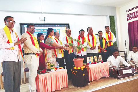 ಚಿಕ್ಕೋಡಿ ಸಿಎಲ್‌ಇ ಸಂಸ್ಥೆಯ ಪದವಿ ಮಹಾವಿದ್ಯಾಲಯದಲ್ಲಿ ಹಮ್ಮಿಕೊಂಡಿದ್ದ ಕವಿಗೋಷ್ಠಿಗೆ ಗಣ್ಯರು ಚಾಲನೆ ನೀಡಿದರು. ಡಾ.ಸುರೇಶ ಉಕ್ಕಲಿ, ಶ್ರೀಪಾದ ಕುಂಬಾರ, ಭರತ ಕಲಾಚಂದ್ರ, ಮಾರುತಿ ಕೊಣ್ಣೂರಿ,  ಲತಾ ಹಿರೇಮಠ, ಮಹಾದೇವ ಮುಂಜಿ ಇತರರಿದ್ದರು.