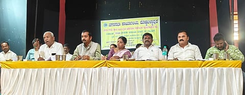 ದೊಡ್ಡಬಳ್ಳಾಪುರದ ನಗರಸಭೆ 2026&27ನೇ ಸಾಲಿನ ಬಜೆಟ್​ ಪೂರ್ವಭಾವಿ ಸಾರ್ವಜನಿಕರ ಸಮಾಲೋಚನಾ ಸಭೆಯಲ್ಲಿ ನಗರಸಭೆ ಅಧ್ಯೆ ಸುಮಿತ್ರಾ, ಉಪಾಧ್ಯೆ ಮಲ್ಲೇಶ್​, ಪೌರಾಯುಕ್ತ ಕಾರ್ತಿಕೇಶ್ವರ್​, ಸದಸ್ಯರಾದ ತ.ನ ಪ್ರಭುದೇವ, ರವಿಕುಮಾರ್​, ಶಿವು, ನವೀನ್​, ಸುಧಾರಾಣಿ ಲ್ಮನಾರಾಯಣ್​ ಉಪಸ್ಥಿತರಿದ್ದರು.   