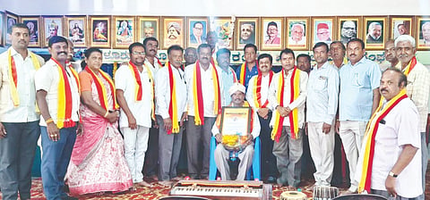 ದೊಡ್ಡಬಳ್ಳಾಪುರದ ಮುದ್ದನಾಯಕನಪಾಳ್ಯದ ಜಿಲ್ಲಾ ಕಲಾಭವನದಲ್ಲಿ ಆಯೋಜಿಸಿದ್ದ ಕಾರ್ಯಕ್ರಮದಲ್ಲಿ ಕಲಾವಿದ ನರಸಿಂಹಮೂರ್ತಿ ಅವರಿಗೆ ರಂಗ ಕಲಾಜ್ಯೋತಿ ಪ್ರಶಸ್ತಿ ಪ್ರದಾನ ಮಾಡಲಾಯಿತು. ಸಂಘದ ಉಪಾಧ್ಯಕ್ಷ ಎಸ್​.ಎ. ಶ್ರೀಧರಗೌಡ, ಖಜಾಂಚಿ ಆರ್​.ವಿ. ಮಂಜುನಾಥ್​, ನಿರ್ದೇಶಕರಾದ ಮುನಿರಾಜು, ಕೆ.ನಾಗರತ್ನಮ್ಮ, ಆರ್​.ಎ.ಸಂಜೀವರಾಯಪ್ಪ, ಮುನಿಕೃಷ್ಣಪ್ಪ, ಸುಬ್ರಹ್ಮಣ್ಯ ಆಚಾರ್​, ಚಂದ್ರಣ್ಣ, ಸರ್ವೇಶ್​, ಪದಾಧಿಕಾರಿಗಳು, ಸಲಹಾ ಸಮಿತಿ, ಸಂಚಾಲನಾ ಸಮಿತಿ ಸದಸ್ಯರು ಇದ್ದರು.