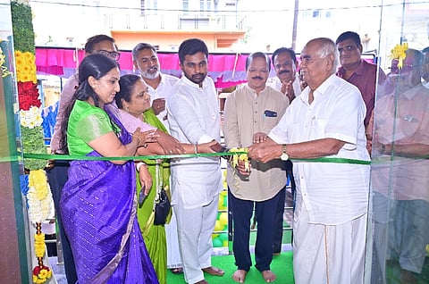 ದೊಡ್ಡಬಳ್ಳಾಪುರದ ಚಿಕ್ಕಪೇಟೆಯಲ್ಲಿ ರಾಮ್​ರಾಜ್​ ಮಳಿಗೆಯನ್ನು ಶಾಸಕ ಧೀರಜ್​ ಮುನಿರಾಜು ಉದ್ಘಾಟಿಸಿದರು. ಹುಲಿಕಲ್​ ನಟರಾಜ್​, ಕೆ.ಎಂ.ಹನುಮಂತರಾಯಪ್ಪ, ಅಶ್ವತ್ಥನಾರಾಯಣಗೌಡ, ಆರ್​.ಎಸ್​.ಮಂಜುನಾಥ, ಸಂಸ್ಥೆಯ ಹಿರಿಯ ಎಜಿಎಂ ಶ್ರೀನಿವಾಸಲು, ಎಜಿಎಂ ರಾಜೇಶ್​,  ವಲಯ ವ್ಯವಸ್ಥಾಪಕ ಪ್ರಸನ್ನ, ಪ್ರದೇಶ ವ್ಯವಸ್ಥಾಪಕ ನರಸಿಂಹಮೂರ್ತಿ ಇದ್ದರು.