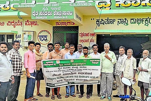 ದೊಡ್ಡಬಳ್ಳಾಪುರ ತಾಲೂಕು ಸಾಸಲು ರೈತ ಸಂಪರ್ಕ ಕೇಂದ್ರದಲ್ಲಿ ಹಮ್ಮಿಕೊಂಡಿದ್ದ ಸಮತೋಲನ ರಸಗೊಬ್ಬರ ಬಳಕೆ ಜಾಗೃತಿ ಕಾರ್ಯಕ್ರಮದಲ್ಲಿ ಆತ್ಮ ಯೋಜನೆಯ ಸಹಾಯಕ ತಾಂತ್ರಿಕ ವ್ಯವಸ್ಥಾಪಕ ಎಚ್​.ಎಸ್​.ದಶರಥ್​, ಕೃಷಿ ಅಧಿಕಾರಿ ಮಂಜುನಾಥ್​, ಪ್ರಗತಿಪರ ರೈತರು ಹಾಗೂ ರೈತ ಸಂಪರ್ಕ ಕೇಂದ್ರದ ಸಿಬ್ಬಂದಿ ಇದ್ದರು.