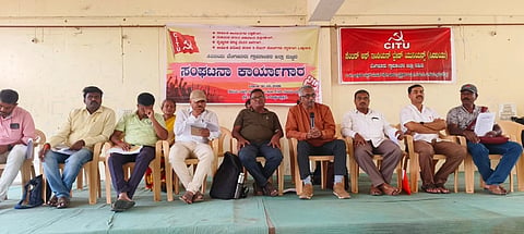 ದೊಡ್ಡಬಳ್ಳಾಪುರದಲ್ಲಿ ಹಮ್ಮಿಕೊಂಡಿದ್ದ ಸುದ್ದಿಗೋಷ್ಠಿಯಲ್ಲಿ ಸೆಂಟರ್​ ಆಫ್​ ಟ್ರೇಡ್​ ಯೂನಿಯನ್ಸ್​ ಸಂಘಟನೆ ರಾಜ್ಯ ಘಟಕದ ಅಧ್ಯಕ್ಷ ಮೀನಾಕ್ಷಿ ಸುಂದರಂ ಮಾತನಾಡಿದರು. ಜಿಲ್ಲಾಧ್ಯಕ್ಷ, ನರಸಿಂಹಮೂರ್ತಿ, ಪ್ರಧಾನ ಕಾರ್ಯದರ್ಶಿ ಪಿ.ಎ.ವೆಂಕಟೇಶ್​, ಖಜಾಂಚಿ ಮೋಹನ್​ ಬಾಬು ಇತರರು ಇದ್ದರು. 