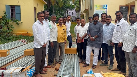 ದೊಡ್ಡಬಳ್ಳಾಪುರದ ತಾಪಂ ಆವರಣದಲ್ಲಿನ ಶಾಸಕರ ಕಚೇರಿ ಬಳಿ ಫಲಾನುಭವಿಗಳಿಗೆ ಶಾಸಕ ಧೀರಜ್​ ಮುನಿರಾಜು ಪಂಪ್​ ಮೋಟಾರ್​ಗಳನ್ನು ವಿತರಿಸಿದರು. ತಾಪಂ ಇಒ ಮಂಜುನಾಥ್​ ಹರ್ತಿ, ನಗರಸಭೆ ಸದಸ್ಯ ಪದ್ಮನಾಭ, ಮುಖಂಡರಾದ ಮನು, ಪ್ರಸನ್ನ, ಬೆರಳಚ್ಚುಗಾರ ನರಸಿಂಹಮೂರ್ತಿ, ಜಿಲ್ಲಾ ಸಂಯೋಜನಕ ರವಿಕುಮಾರ್​, ವಿವಿಧ ಇಲಾಖೆ ಅಧಿಕಾರಿಗಳು ಇದ್ದರು.