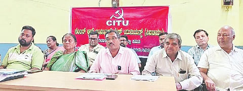 ದೊಡ್ಡಬಳ್ಳಾಪುರದಲ್ಲಿ ಹಮ್ಮಿಕೊಂಡಿದ್ದ ಸುದ್ದಿಗೋಷ್ಠಿಯ್ಲಲಿ ಸಿಐಟಿಯು ಜಿಲ್ಲಾ ಪ್ರಧಾನ ಕಾರ್ಯದರ್ಶಿ ಪಿ.ಎ.ವೆಂಕಟೇಶ್​ ಮಾತನಾಡಿದರು. ಜಿಲ್ಲಾ ಕಾರ್ಯದರ್ಶಿ ಎಲ್​.ಸಿ.ಸುಮಾ, ಅನಿಲ್​ ಗುಪ್ತ, ಪಿ.ಕೆ.ವೆಂಕಟೇಶ್​, ಸಂಚಾಲನ ಸಮಿತಿಯ ತ್ರಿವೇಣಿ, ನಿರ್ಮಲಾ, ಮೋಹನ್​ ರಾಜು, ನರೇಶ್​ ಕುಮಾರ್​, ಮನೀಶ್​ ಶಮಾರ್, ಬೀರೇಂದ್ರ ಗುಪ್ತ ಇದ್ದರು.