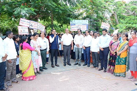  ಗದಗ ನಗರಸಭೆ ಆವರಣದಲ್ಲಿ ಗುರುವಾರ ಬಾಲ ಕಾಮಿರ್ಕ ವಿರೋಧಿ ದಿನಾಚರಣೆ, ಜಾಥಾ ಕಾರ್ಯಕ್ರಮಕ್ಕೆ ನ್ಯಾಯಾಧೀಶ ಸಿ.ಎಸ್​. ಶಿವನಗೌಡ್ರ ಚಾಲನೆ ನಿಡಿ ಮಾತನಾಡಿದರು. ಸಿ. ಎನ್​. ಶ್ರೀಧರ, ಶ್ರೀಶೈಲ ಸೋಮನಕಟ್ಟಿ , ಜಯದೇವಿ ಅಂದಪ್ಪ ಕವಲೂರು, ಡಾ. ನಂದಾ ಹಣಬರಹಟ್ಟಿ, ರಾಧಾ ಮಣ್ಣೂರ, ಜಯಶ್ರೀ ಆರ್​ ಇತರರು ಇದ್ದರು.
