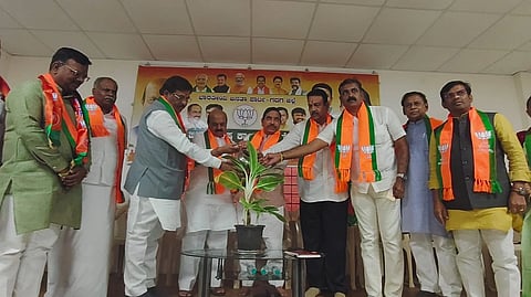 ಗದಗ ಜಿಲ್ಲಾ ಬಿಜೆಪಿ ಕಚೇರಿಯಲ್ಲಿ ಬಿಜೆಪಿ ಕಾರ್ಯಕರಣಿ ಸಭೆಯನ್ನು ಬಸವರಾಜ ಬೊಮ್ಮಾಯಿ ಉದ್ಘಾಟಿಸಿದರು. ಪ್ರಹ್ಲಾದ ಜೋಶಿ, ರಾಜು ಕುರಡಗಿ, ಸಿ. ಸಿ. ಪಾಟೀಲ, ಡಾ.ಚಂದ್ರು ಲಮಾಣಿ, ಮುರುಗೇಶ ನಿರಾಣಿ, ಎಸ್​.ವಿ ಸಂಕನೂರ, ಕಳಕಪ್ಪ ಬಂಡಿ ಸೇರಿದಂತೆ ಪಕ್ಷದ ಪ್ರಮುಖರು ಇದ್ದರು. 