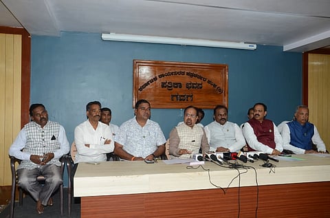  ಗದಗ ಉತ್ಸವ ಕುರಿತು ಶರಣಬಸಪ್ಪ ಗುಡಿಮನಿ ಸುದ್ದಿಗೋಷ್ಠಿ ನಡೆಸಿದರು. ಜಯದೇವ ಮೆಣಸಗಿ, ಪ್ರಕಾಶ ಉಗಲಾಟ, ಸಿದ್ರಾಮಪ್ಪ ಉಮಚಗಿ ಹಲವರು ಇದ್ದರು.