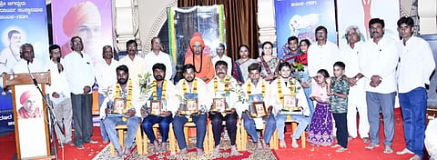 ಗದಗ ತೋಂಟದಾರ್ಯ ಮಠದಲ್ಲಿ ಜರುಗಿದ ಶಿವಾನುಭ ಕಾರ್ಯಕ್ರಮದಲ್ಲಿ ಸಾಧಕರನ್ನು ಸನ್ಮಾನಿಸಲಾಯಿತು. ತೋಂಟದ ಸಿದ್ಧರಾಮ ಶ್ರೀಗಳು, ಡಾ. ಉಮೇಶ ಪುರದ, ಪ್ರಭಾವತಿ ಕಲ್ಲನಗೌಡರ, ಡಾ. ರಮೇಶ ಕಲ್ಲನಗೌಡರ, ಪ್ರಭು ಗಂಜಿಹಾಳ, ಸುರೇಖಾ ಪಿಳ್ಳಿ, ಸಿದ್ಧರಾಮ ಪಟ್ಟೇದ, ಪ್ರತಿಭಾ ಬಡ್ನಿ, ವೀರಣ್ಣ ಗೋಟಡಕಿ, ಕೆ. ಎಸ್​. ಕೋರಿಮಠ, ಸೋಮಶೇಖರ ಪುರಾಣಿಮಠ, ಆದೇಶ ಅಂಗಡಿ ಇತರರು ಇದ್ದರು.