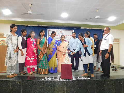  ಗದಗ ಕೆಎಲ್​ಇ ಸಂಸ್ಥೆಯಲ್ಲಿ ಮಂಗಳವಾರ ಪ್ರಸಕ್ತ ಸಾಲಿನ ಕ್ರೀಡಾ ಮತ್ತು ಸಾಂಸತಿಕ ಕಾರ್ಯಕ್ರಮ ಜರುಗಿತು. ರಜನಿ ಪಾಟೀಲ, ಡಾ. ಎ. ಕೆ ಮಠ, ಡಾ. ವಿಠ್ಠಲ ಕೋಳಿ ಇತರರು ಇದ್ದರು.  