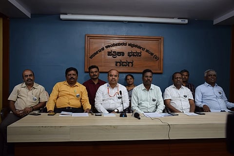 ನಗರದ ಡಿಜಿಎಂ ಆಯುರ್ವೇದ ವೈದ್ಯಕಿಯ ಸಂಸ್ಥೆಯಲ್ಲಿ ಸ್ನೇಹ ಸಿಂಚನ ಕಾರ್ಯಕ್ರಮ ಹಮ್ಮಿಕೊಳ್ಳುವ ನಿಮಿತ್ಯ  ಡಾ.ಎಸ್​.ಎನ್​.ಬೆಳವಡಿ ಸುದ್ದಿಗೋಷ್ಠಿ ನಡೆಸಿದರು. ಡಾ.ಚಂದ್ರಕಾಂತ ಇಟಗಿ, ಡಾ. ಐ. ಎಸ್​. ಸವಿರ್, ಡಾ. ಯು. ವಿ. ಪುರದ, ಡಾ. ಐ. ಬಿ. ಕೋರಿಶೆಟ್ಟರ, ಡಾ. ಎಸ್​. ಡಿ. ಯರಗೇರಿ, ಡಾ. ಕುಮಾರ, ಡಾ.ವೀಣಾ ಕೋರಿ, ಡಾ. ಎಂ. ವಿ. ಸೊಬಗೀನ, ಡಾ. ಬೂದೇಶ ಕಣಾಜ ಇತರರು ಇದ್ದರು.