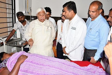 ಗದಗ ಜಿಲ್ಲಾ ಆಸ್ಪತ್ರೆಯಲ್ಲಿ ಗಾಯಾಳುಗಳ ಯೋಗಕ್ಷೇಮ ವಿಚಾರಿದ ಕಾನೂನು ಸಚಿವ ಎಚ್​.ಕೆ. ಪಾಟೀಲ. ಬಿ. ಬಿ. ಅಸೂಟಿ, ಅಕ್ಬರ್​ ಸಾಬ್​ ಬಬಜಿರ್, ಸಿದ್ದು ಪಾಟೀಲ, ಪ್ರಭು ಬುರಬುರೆ, ಸಿ. ಎನ್​. ಶ್ರೀಧರ, ಡಾ. ಬಸವರಾಜ ಬೊಮ್ಮನಹಳ್ಳಿ, ಮುರ್ತುಜಾ ಖಾದ್ರಿ ಹಾಗೂ ವಿವಿಧ ಇಲಾಖೆಗಳ ಅಧಿಕಾರಿಗಳು ಇದ್ದರು.  